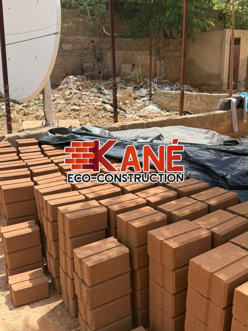 Stock de briques de terre compressée Kané Eco-Construction