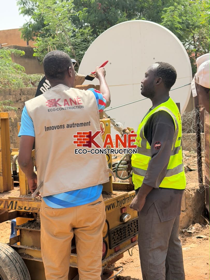 L'équipe Kané Eco-Construction sur la chaîne de production