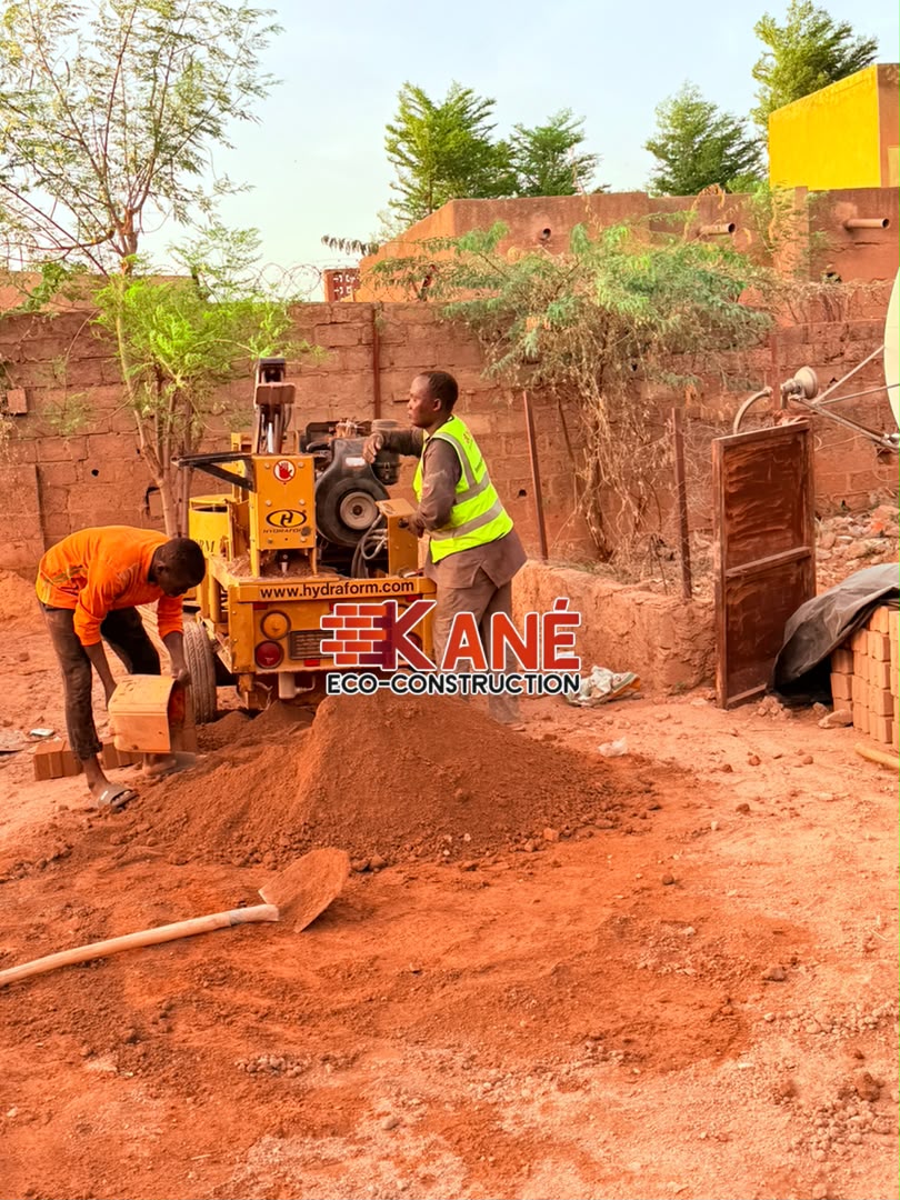 Presse Hydraform en action sur le site de production Kané Eco-Construction